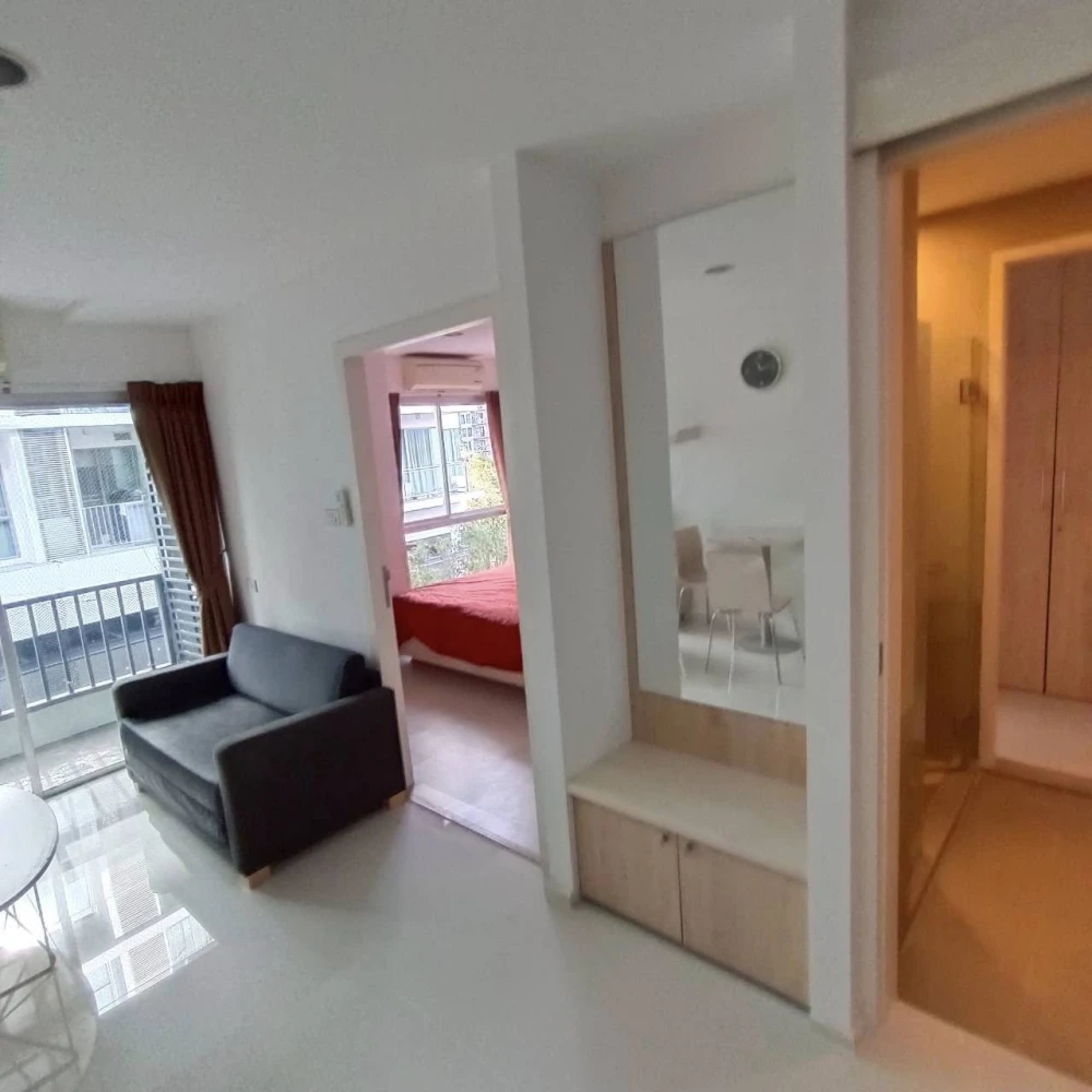 For sale or rent: Whizdom Punnawithi, spacious 32.68 sq m unit with well-partitioned areas, large balcony, and washing machine included. Book now!