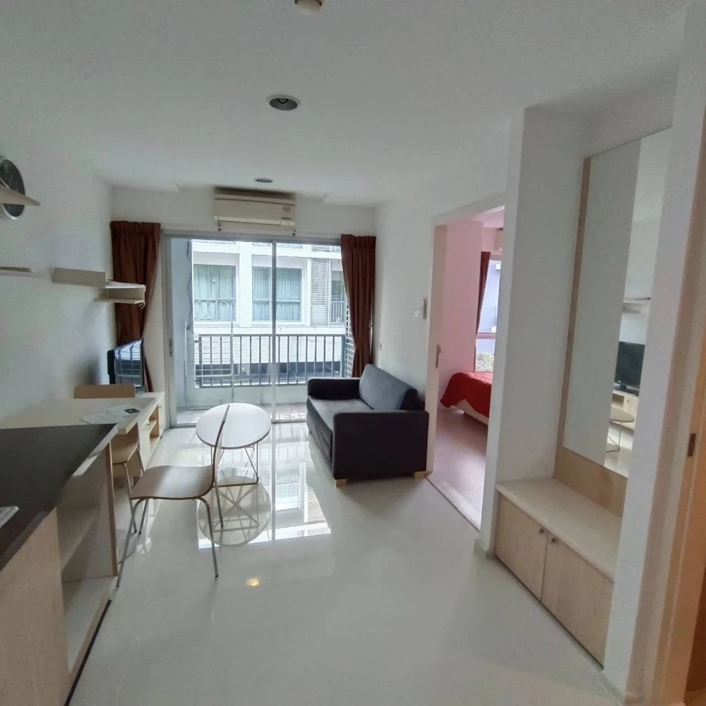 For sale or rent: Whizdom Punnawithi, spacious 32.68 sq m unit with well-partitioned areas, large balcony, and washing machine included. Book now!