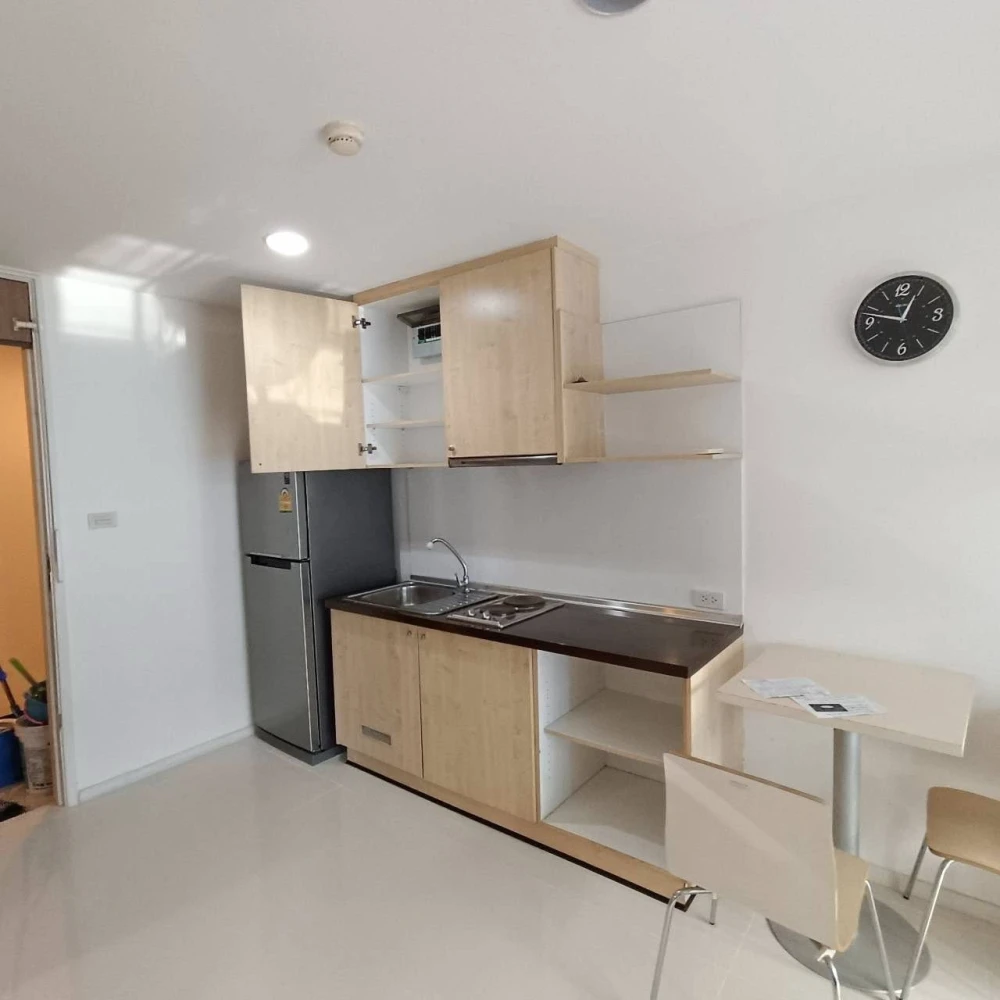 For sale or rent: Whizdom Punnawithi, spacious 32.68 sq m unit with well-partitioned areas, large balcony, and washing machine included. Book now!