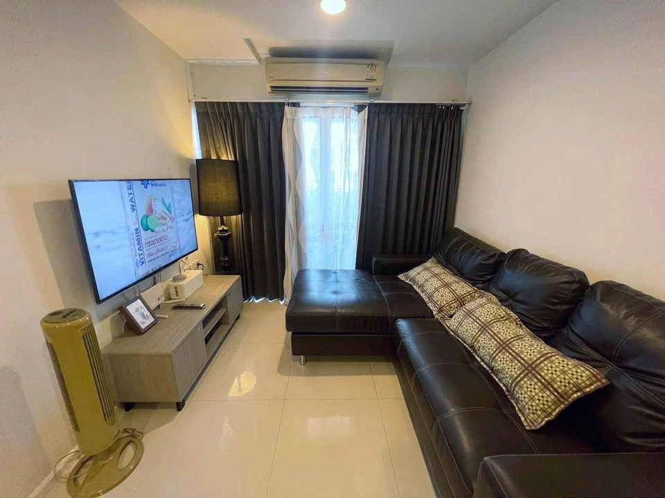 For sale or rent: Whizdom Punnawithi, a spacious room with a full set of high-quality furniture. Don't miss it!