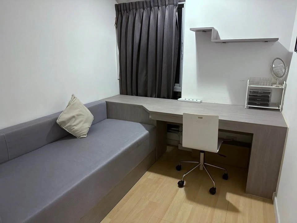 For sale or rent: Whizdom Punnawithi, a spacious room with a full set of high-quality furniture. Don't miss it!