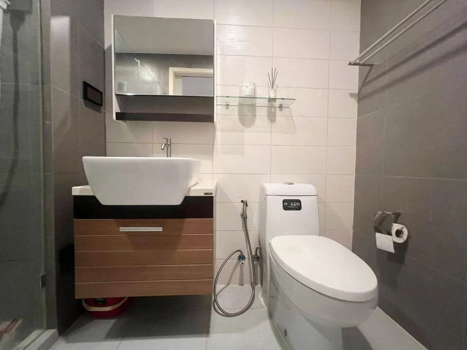 For sale or rent: Whizdom Punnawithi, a spacious room with a full set of high-quality furniture. Don't miss it!