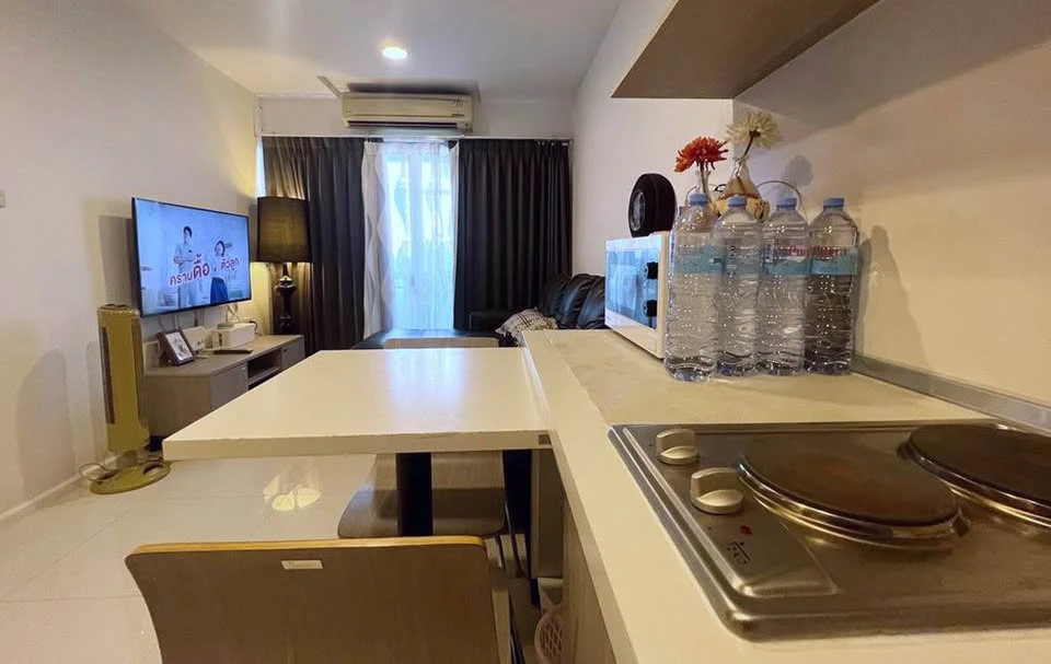 For sale or rent: Whizdom Punnawithi, a spacious room with a full set of high-quality furniture. Don't miss it!