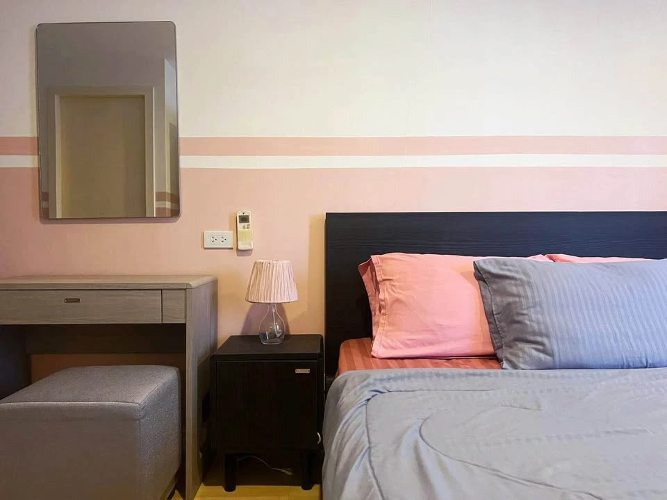 For sale or rent: Whizdom Punnawithi, a spacious room with a full set of high-quality furniture. Don't miss it!