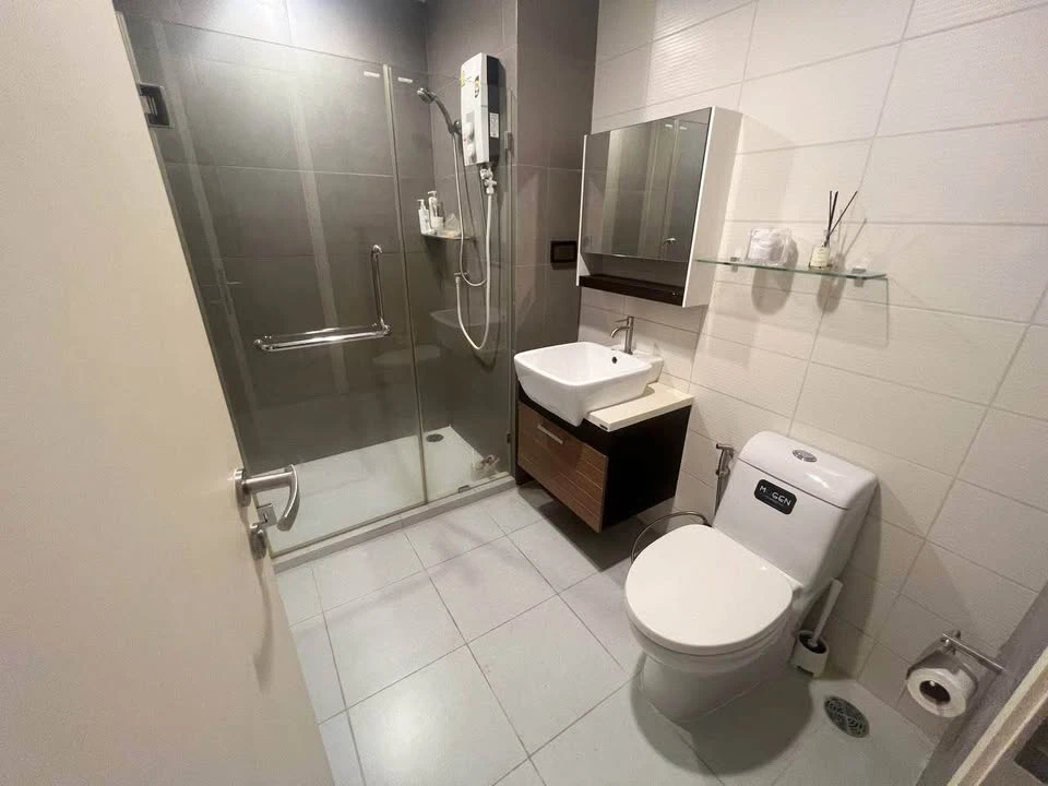For sale or rent: Whizdom Punnawithi, a spacious room with a full set of high-quality furniture. Don't miss it!