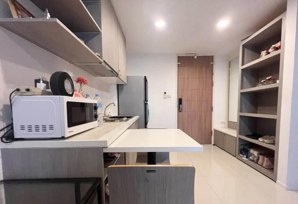 For sale or rent: Whizdom Punnawithi, a spacious room with a full set of high-quality furniture. Don't miss it!