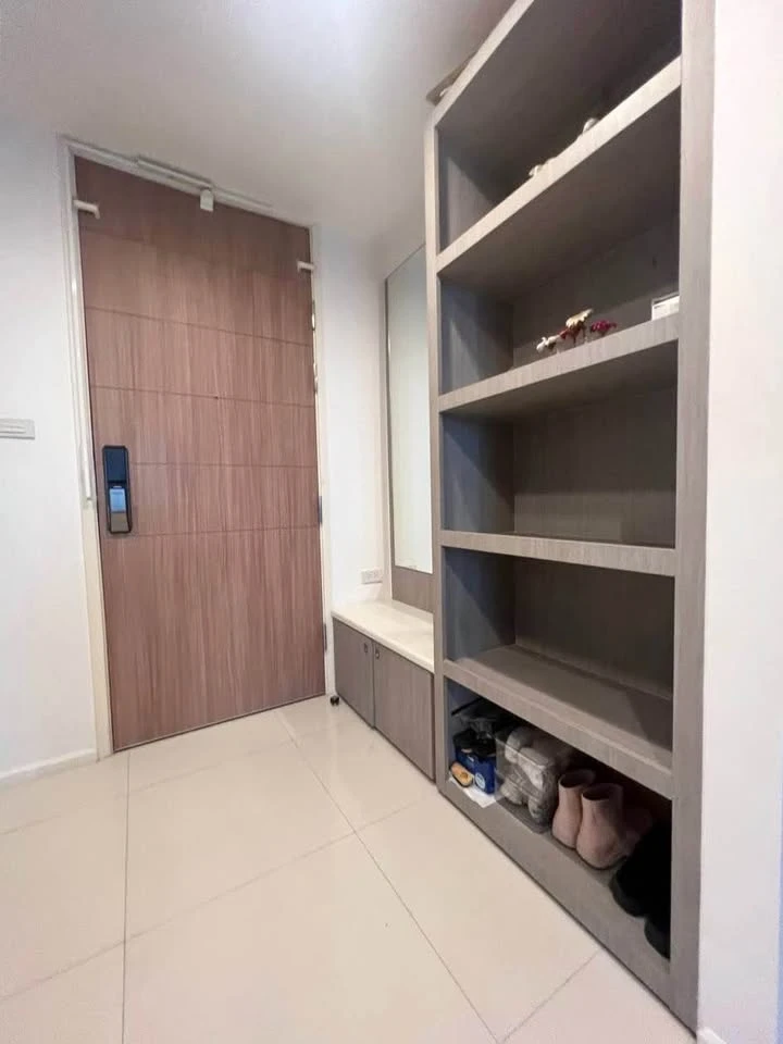 For sale or rent: Whizdom Punnawithi, a spacious room with a full set of high-quality furniture. Don't miss it!