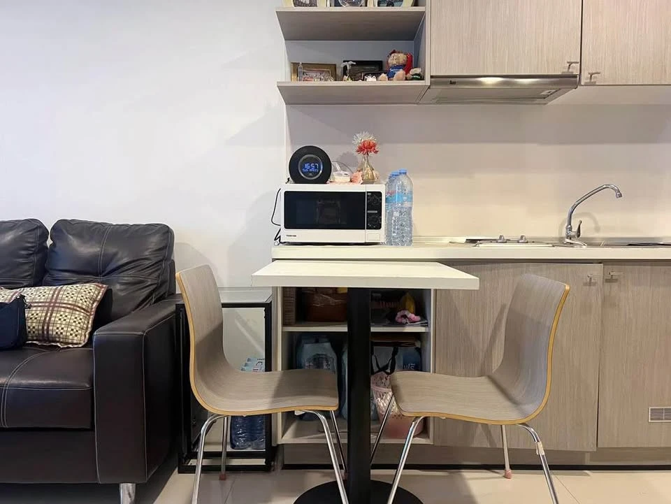 For sale or rent: Whizdom Punnawithi, a spacious room with a full set of high-quality furniture. Don't miss it!