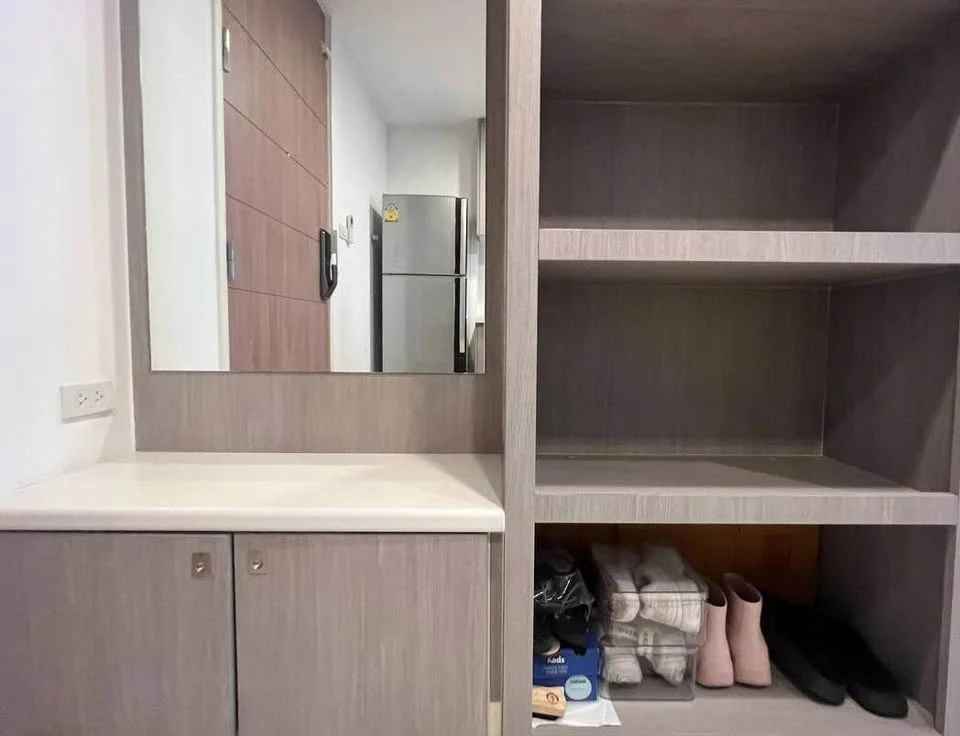 For sale or rent: Whizdom Punnawithi, a spacious room with a full set of high-quality furniture. Don't miss it!