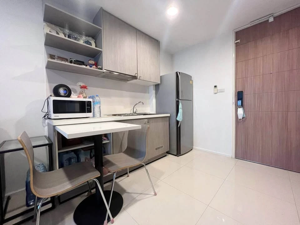 For sale or rent: Whizdom Punnawithi, a spacious room with a full set of high-quality furniture. Don't miss it!