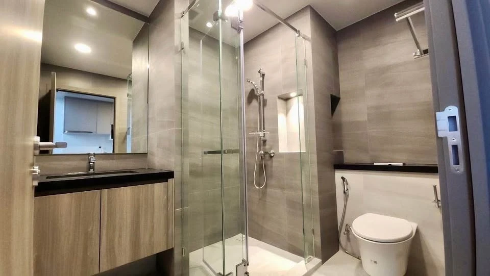 For sale, for rent Whizdom The Forestias, duplex room, garden and swimming pool view, complete with electrical appliances, very worth booking