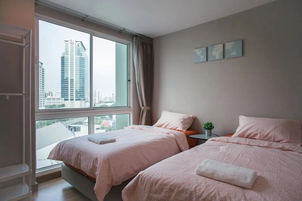 For sale or rent: Wish @ Samyan, very spacious room, 2 bedrooms, 2 bathrooms, fully furnished, just bring your belongings and move in.