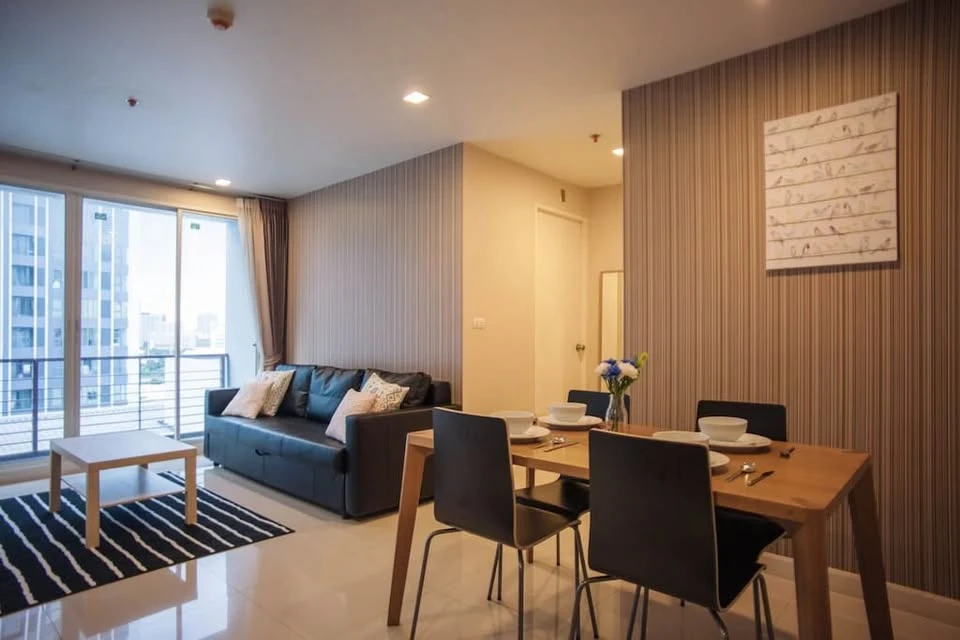 For sale or rent: Wish @ Samyan, very spacious room, 2 bedrooms, 2 bathrooms, fully furnished, just bring your belongings and move in.