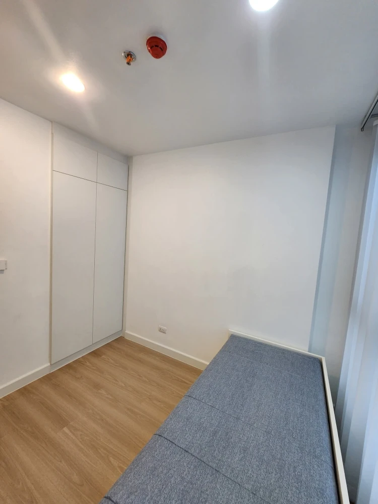 For sale or rent: XT Huaikhwang. Spacious room with plenty of usable space. High quality built-in furniture. Hurry and reserve now!