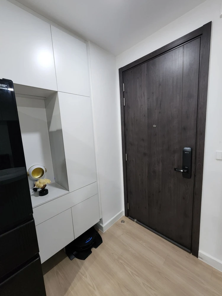 For sale or rent: XT Huaikhwang. Spacious room with plenty of usable space. High quality built-in furniture. Hurry and reserve now!