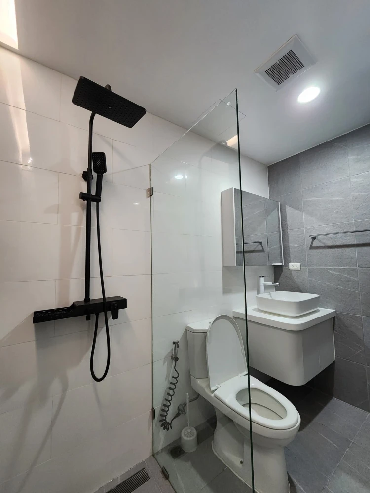 For sale or rent: XT Huaikhwang. Spacious room with plenty of usable space. High quality built-in furniture. Hurry and reserve now!