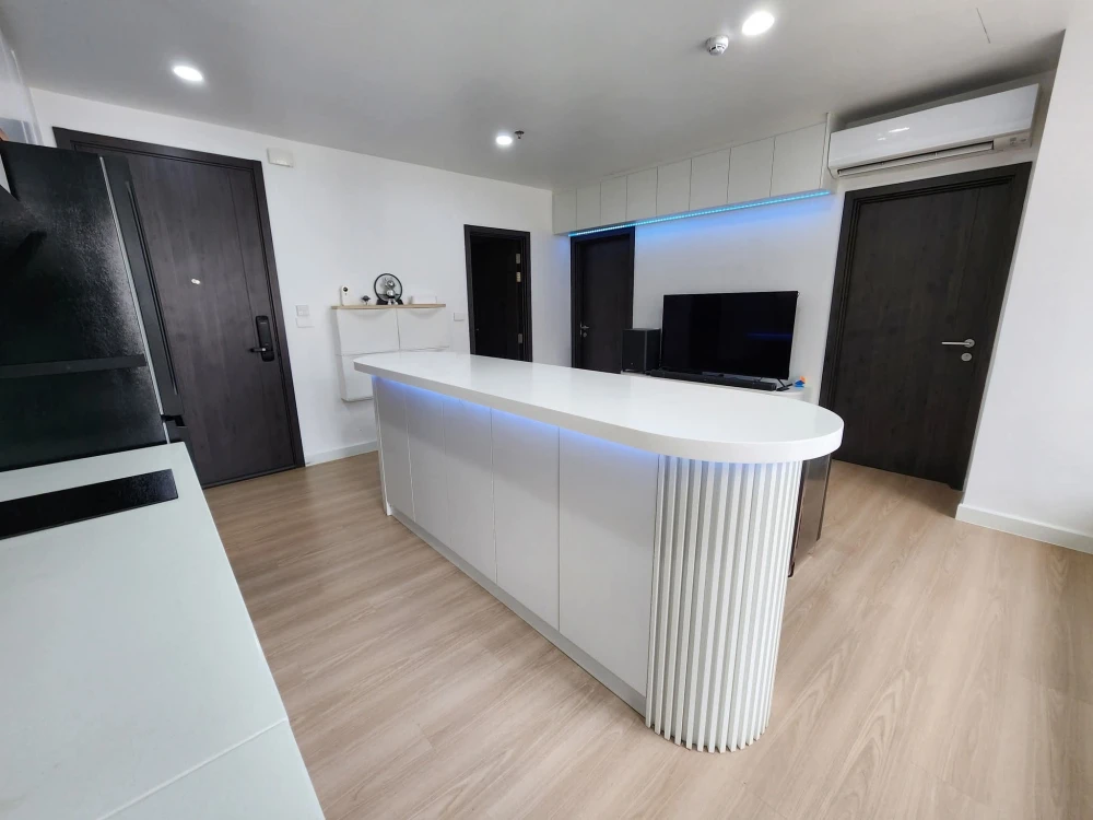 For sale or rent: XT Huaikhwang. Spacious room with plenty of usable space. High quality built-in furniture. Hurry and reserve now!