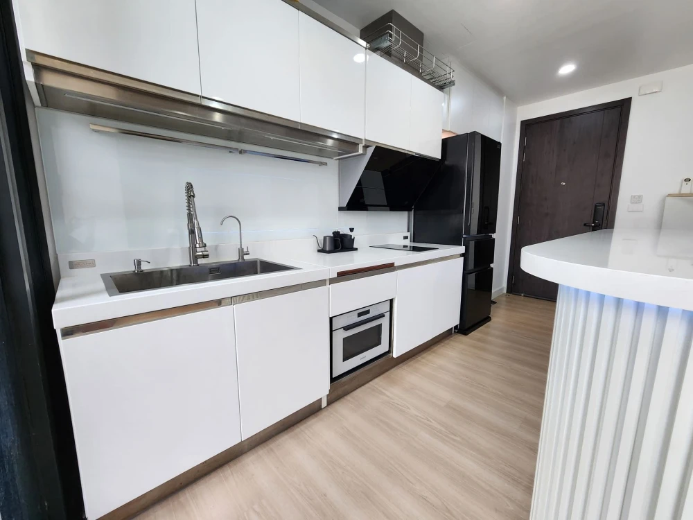 For sale or rent: XT Huaikhwang. Spacious room with plenty of usable space. High quality built-in furniture. Hurry and reserve now!