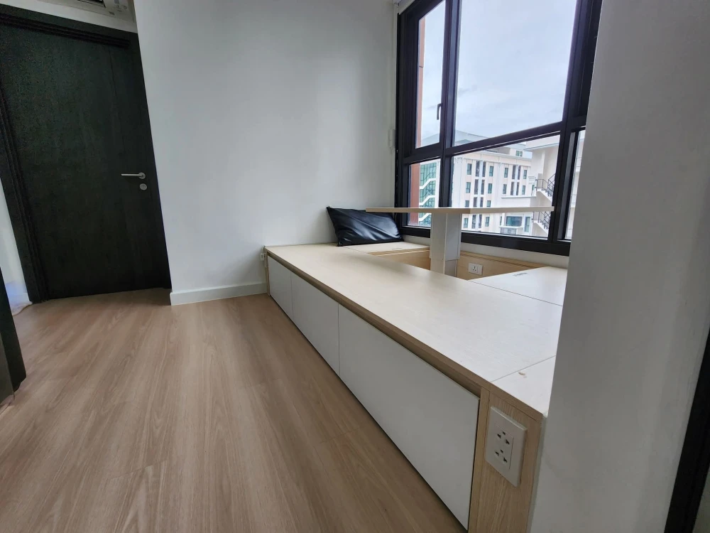 For sale or rent: XT Huaikhwang. Spacious room with plenty of usable space. High quality built-in furniture. Hurry and reserve now!