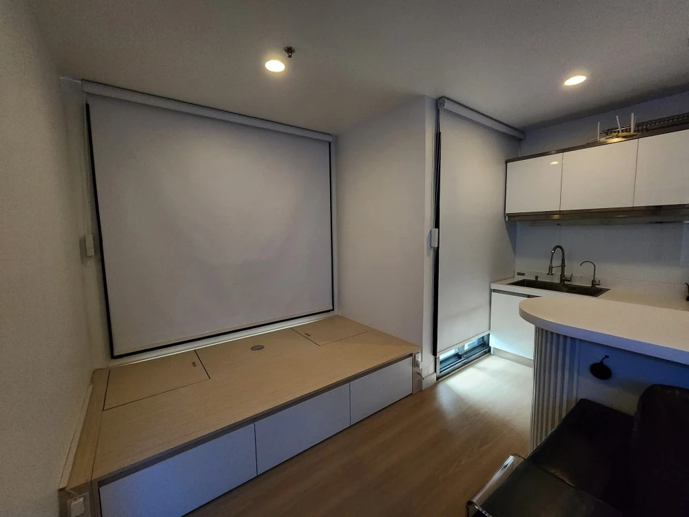 For sale or rent: XT Huaikhwang. Spacious room with plenty of usable space. High quality built-in furniture. Hurry and reserve now!