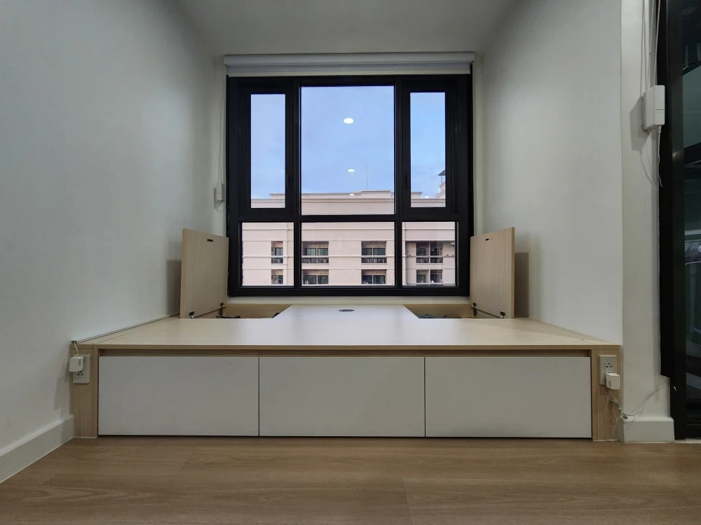 For sale or rent: XT Huaikhwang. Spacious room with plenty of usable space. High quality built-in furniture. Hurry and reserve now!