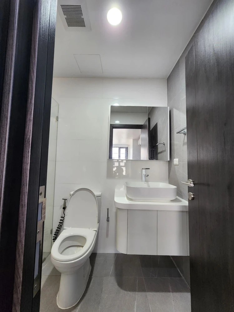 For sale or rent: XT Huaikhwang. Spacious room with plenty of usable space. High quality built-in furniture. Hurry and reserve now!