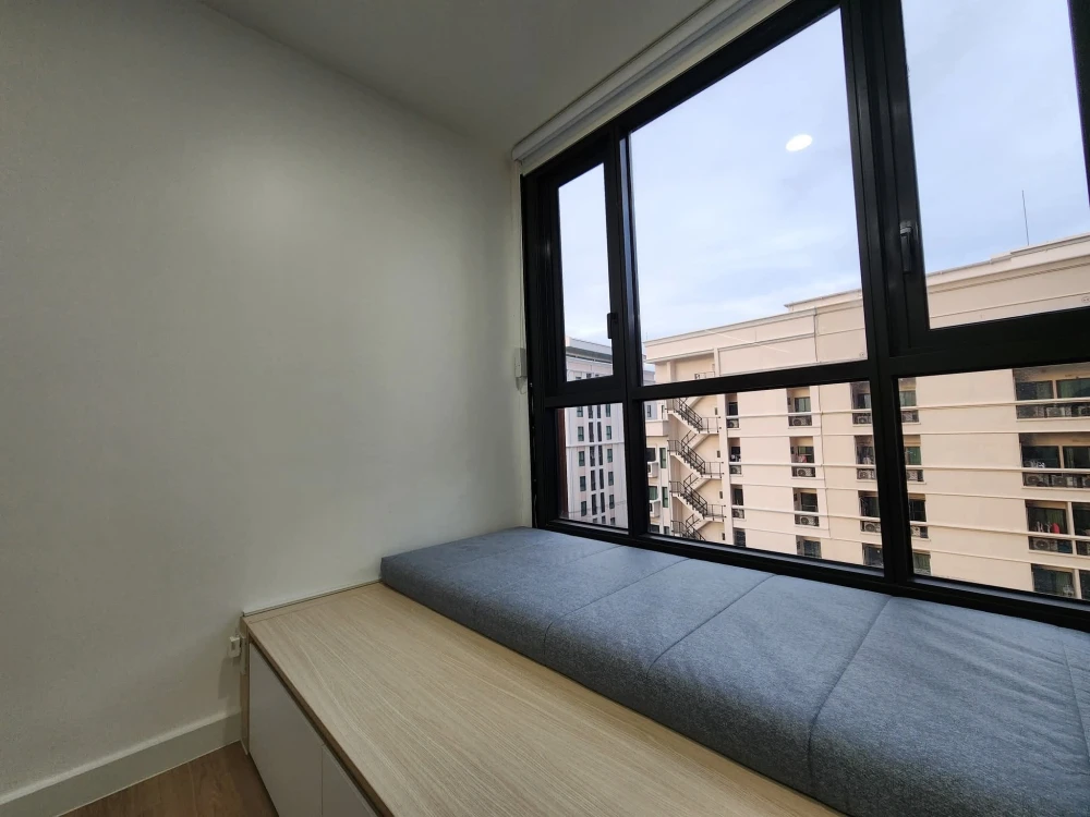 For sale or rent: XT Huaikhwang. Spacious room with plenty of usable space. High quality built-in furniture. Hurry and reserve now!