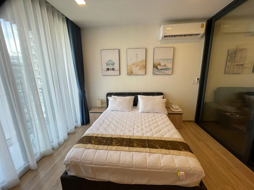For sale or rent: XT Phayathai. Beautifully decorated with complete furniture. Premium floor with two gardens in front of the unit. Book now!