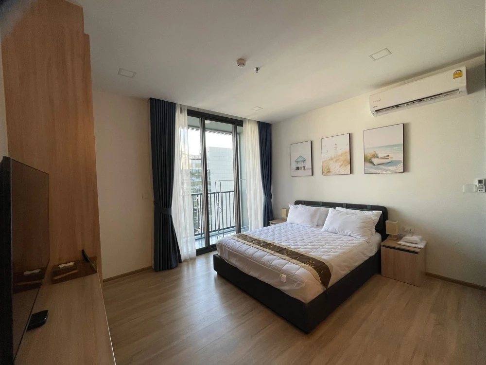 For sale or rent: XT Phayathai. Beautifully decorated with complete furniture. Premium floor with two gardens in front of the unit. Book now!