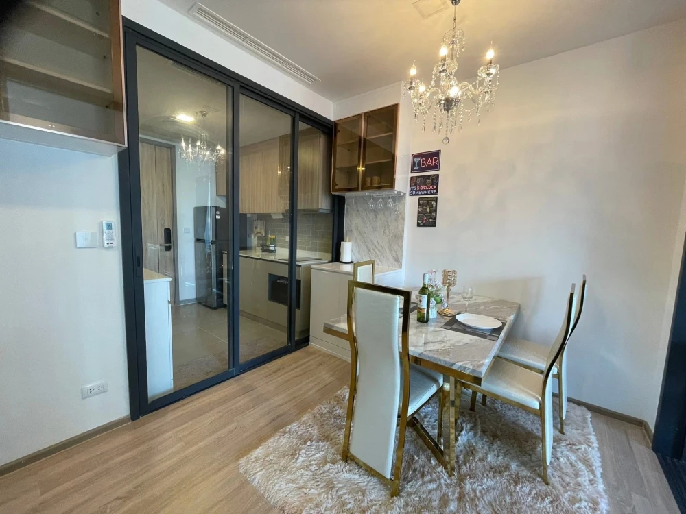 For sale or rent: XT Phayathai. Beautifully decorated with complete furniture. Premium floor with two gardens in front of the unit. Book now!