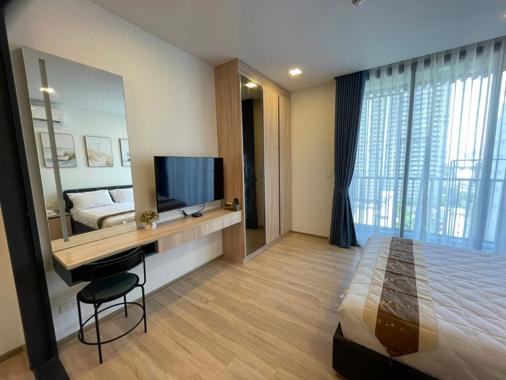 For sale or rent: XT Phayathai. Beautifully decorated with complete furniture. Premium floor with two gardens in front of the unit. Book now!