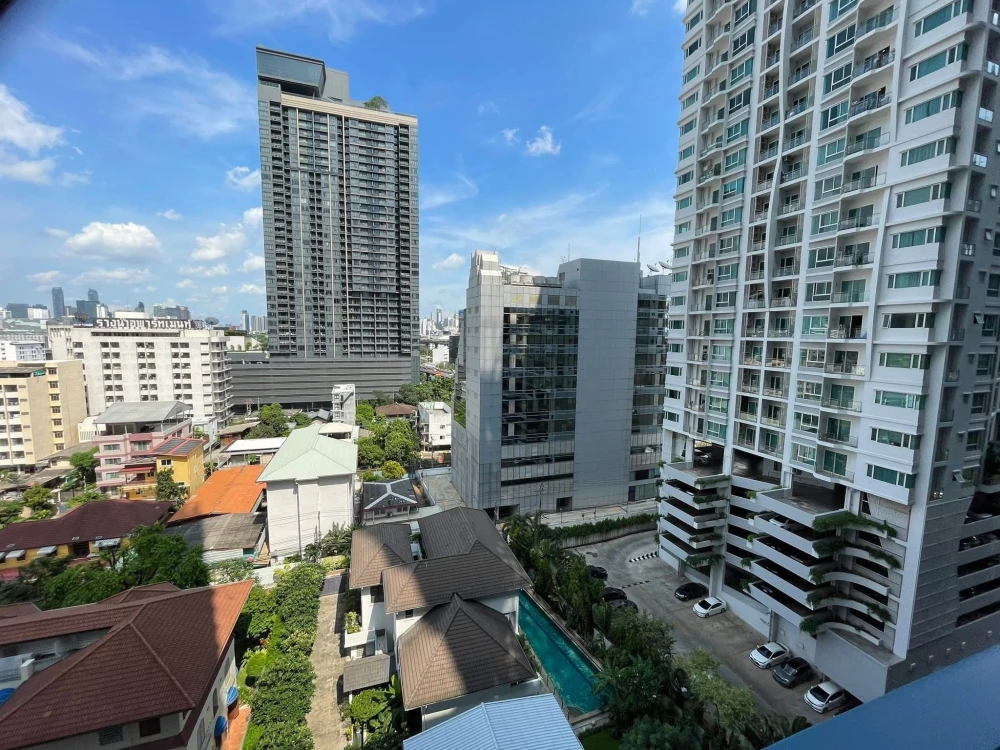 For sale or rent: XT Phayathai. Beautifully decorated with complete furniture. Premium floor with two gardens in front of the unit. Book now!