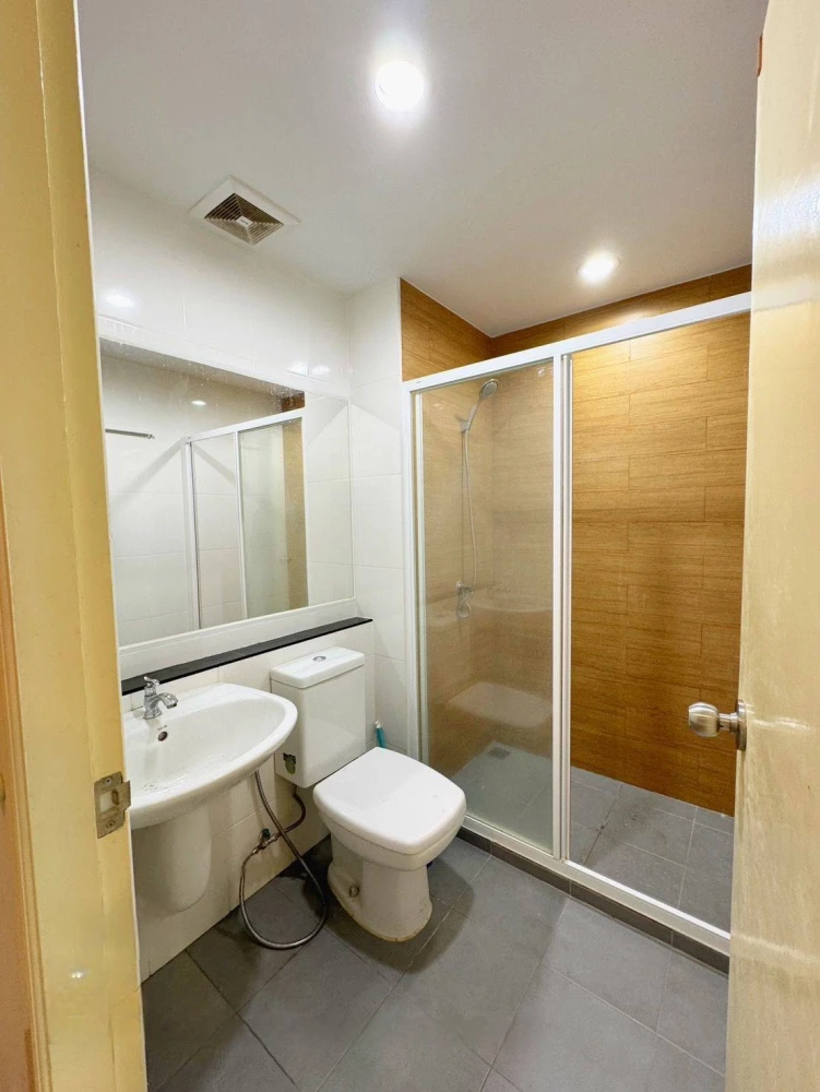 For sale or rent: You 2 Condo, 2nd floor, Building A, fully furnished, ready to move in.