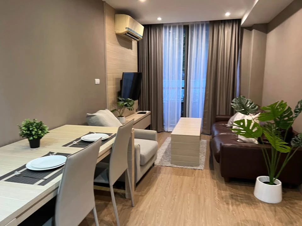 For sale, for rent, Class Condo Silom, corner room, spacious room, very quiet, very private, beautifully decorated, resort feel, don't miss it.