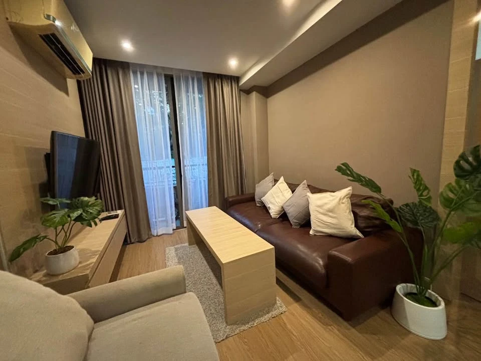 For sale, for rent, Class Condo Silom, corner room, spacious room, very quiet, very private, beautifully decorated, resort feel, don't miss it.