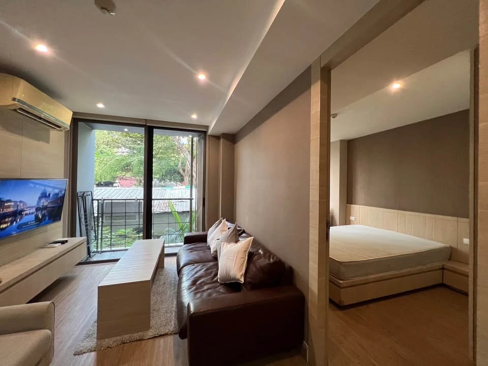 For sale, for rent, Class Condo Silom, corner room, spacious room, very quiet, very private, beautifully decorated, resort feel, don't miss it.