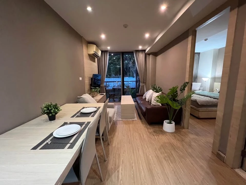 For sale, for rent, Class Condo Silom, corner room, spacious room, very quiet, very private, beautifully decorated, resort feel, don't miss it.