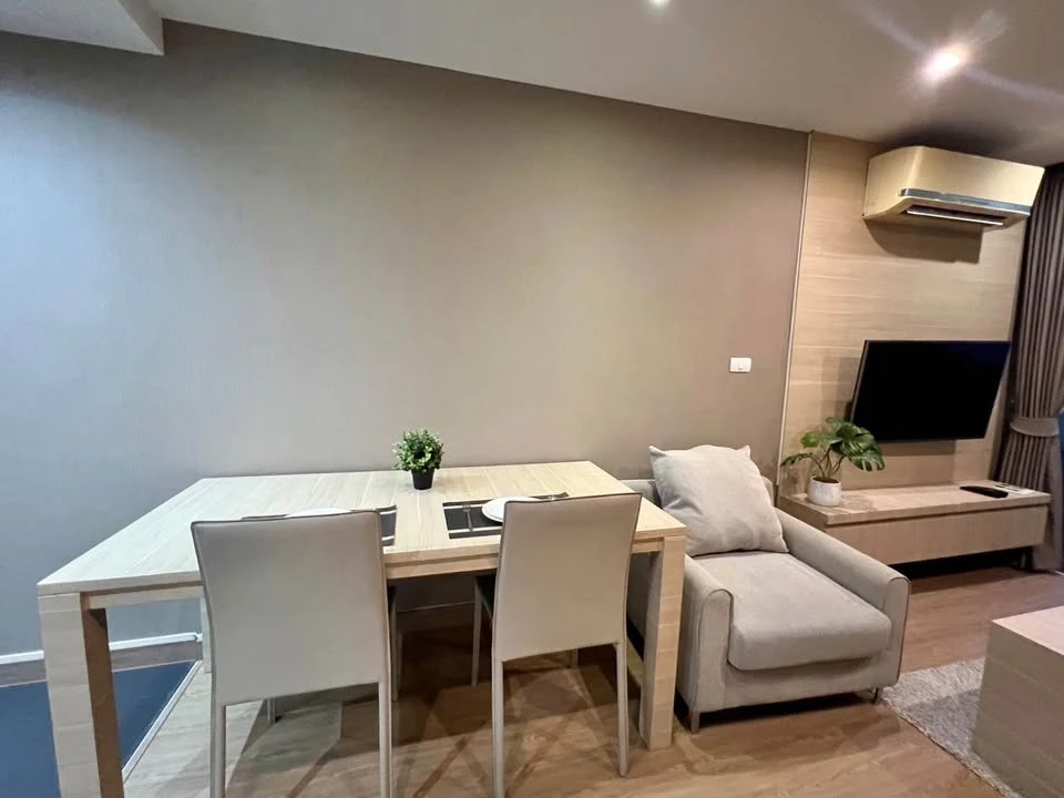 For sale, for rent, Class Condo Silom, corner room, spacious room, very quiet, very private, beautifully decorated, resort feel, don't miss it.