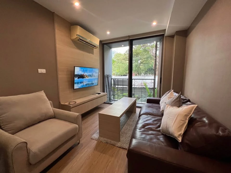 For sale, for rent, Class Condo Silom, corner room, spacious room, very quiet, very private, beautifully decorated, resort feel, don't miss it.