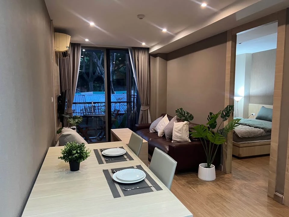 For sale, for rent, Class Condo Silom, corner room, spacious room, very quiet, very private, beautifully decorated, resort feel, don't miss it.