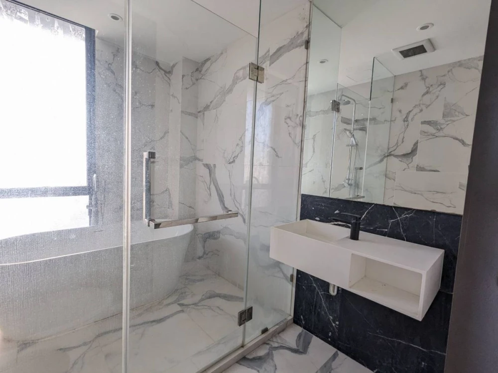 For sale, for rent!! Condo 168 Sukhumvit 36, 3rd floor, very spacious room, simply decorated but nice to live in, hurry up and book now!!