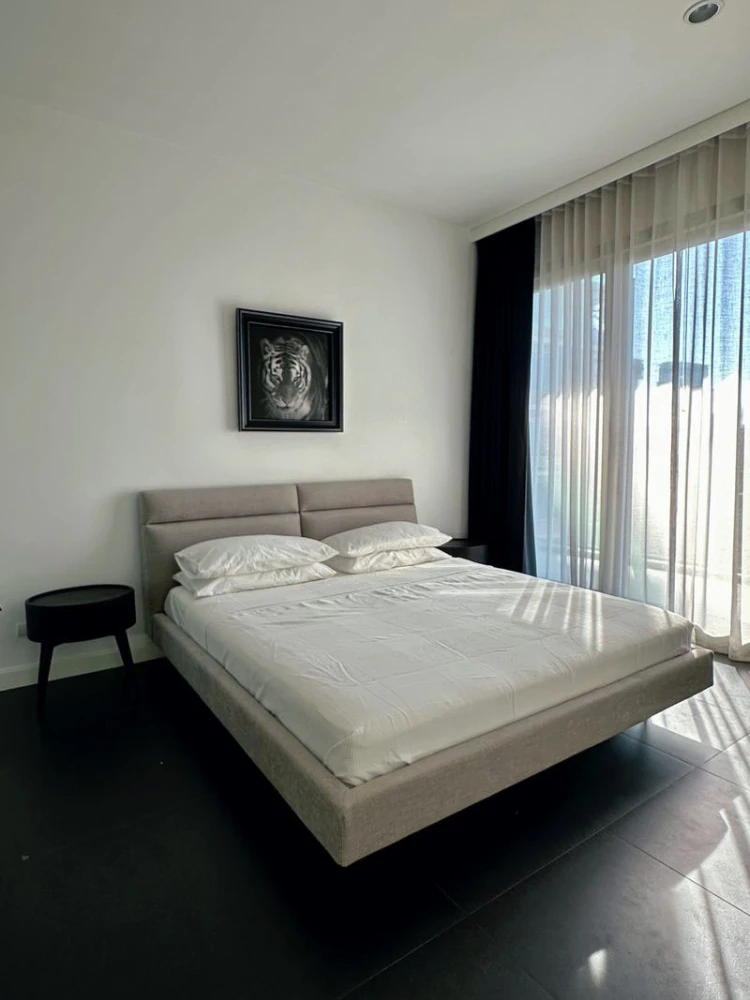 For sale, for rent!! Condo 185 Ratchadamri, a luxury condo in a prime location in the heart of the city, next to Lumpini Park. Don't miss it!!