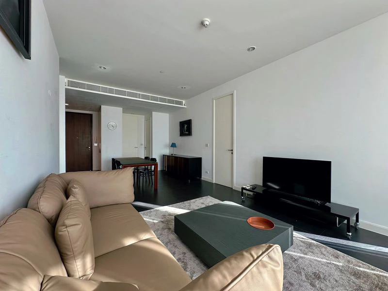 For sale, for rent!! Condo 185 Ratchadamri, a luxury condo in a prime location in the heart of the city, next to Lumpini Park. Don't miss it!!