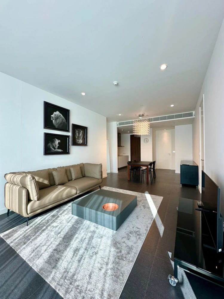 For sale, for rent!! Condo 185 Ratchadamri, a luxury condo in a prime location in the heart of the city, next to Lumpini Park. Don't miss it!!