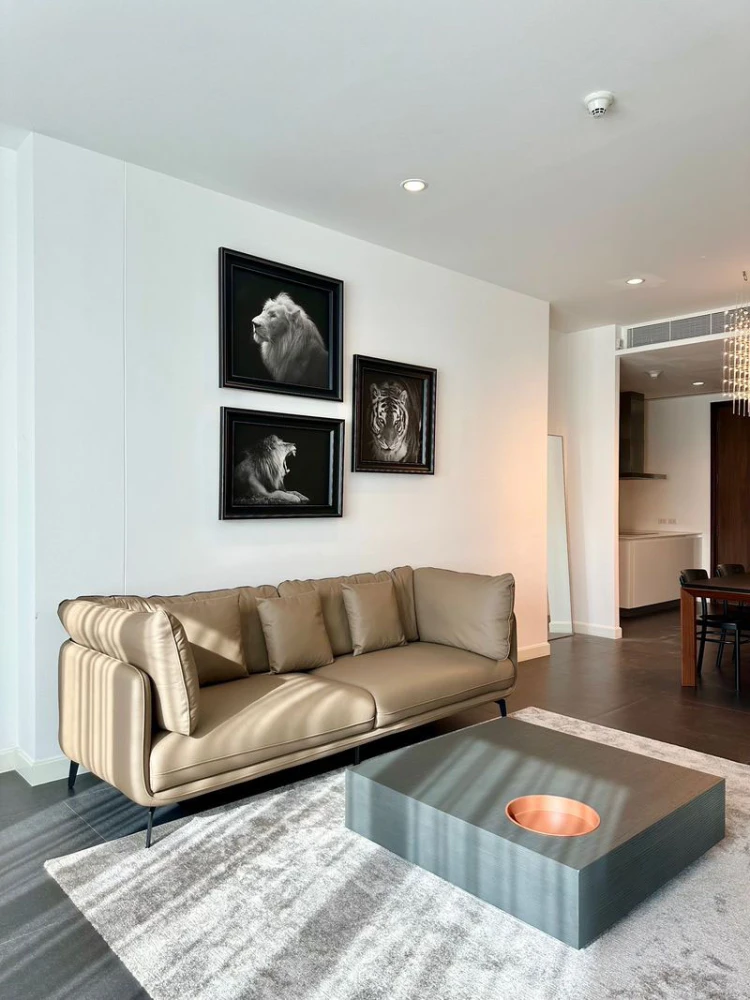 For sale, for rent!! Condo 185 Ratchadamri, a luxury condo in a prime location in the heart of the city, next to Lumpini Park. Don't miss it!!