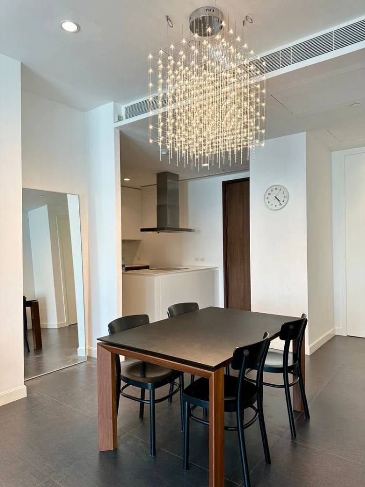 For sale, for rent!! Condo 185 Ratchadamri, a luxury condo in a prime location in the heart of the city, next to Lumpini Park. Don't miss it!!