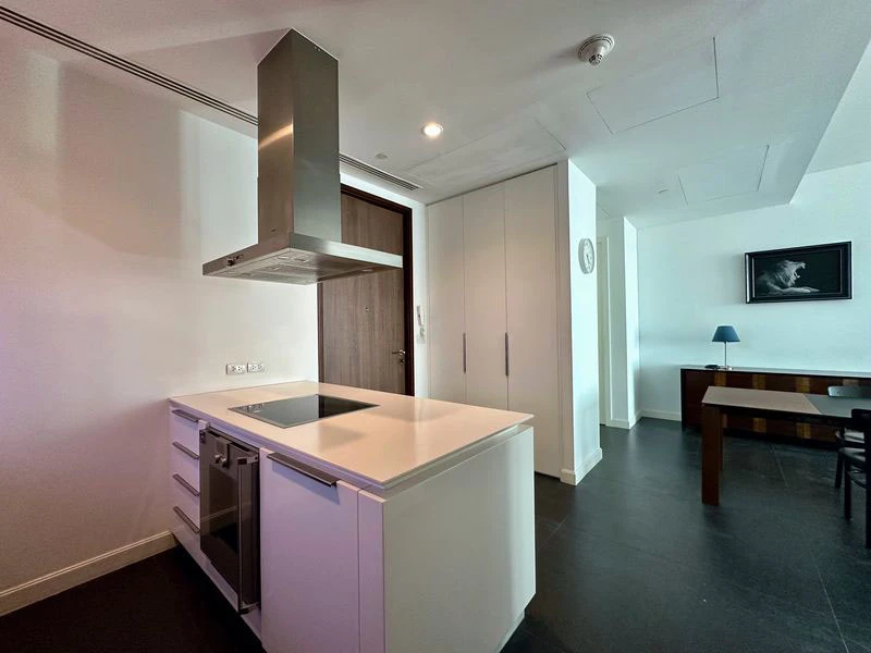 For sale, for rent!! Condo 185 Ratchadamri, a luxury condo in a prime location in the heart of the city, next to Lumpini Park. Don't miss it!!
