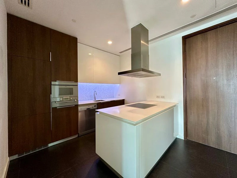 For sale, for rent!! Condo 185 Ratchadamri, a luxury condo in a prime location in the heart of the city, next to Lumpini Park. Don't miss it!!