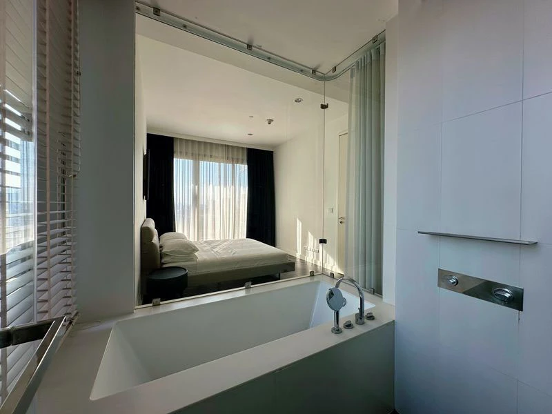 For sale, for rent!! Condo 185 Ratchadamri, a luxury condo in a prime location in the heart of the city, next to Lumpini Park. Don't miss it!!