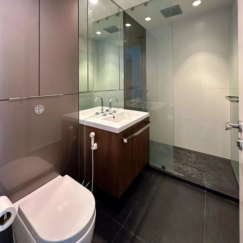 For sale, for rent!! Condo 185 Ratchadamri, a luxury condo in a prime location in the heart of the city, next to Lumpini Park. Don't miss it!!